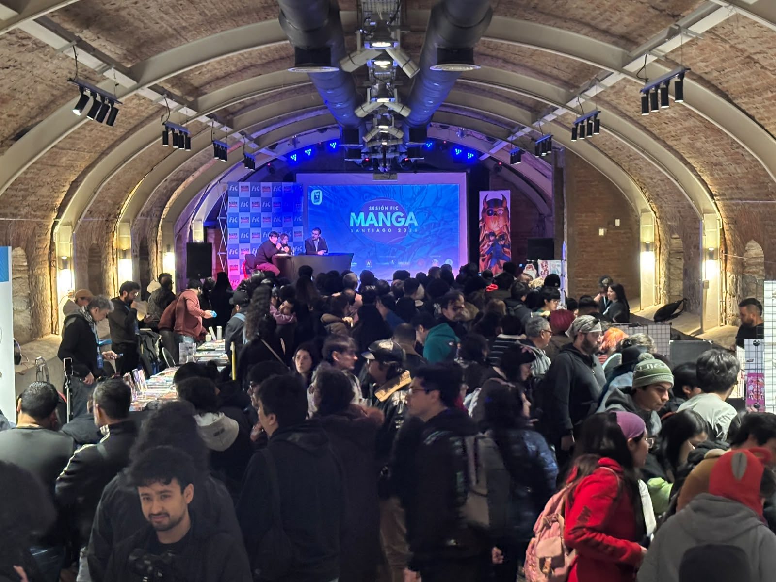 Público llenando el salón de Sesión FIC Manga Santiago 2026