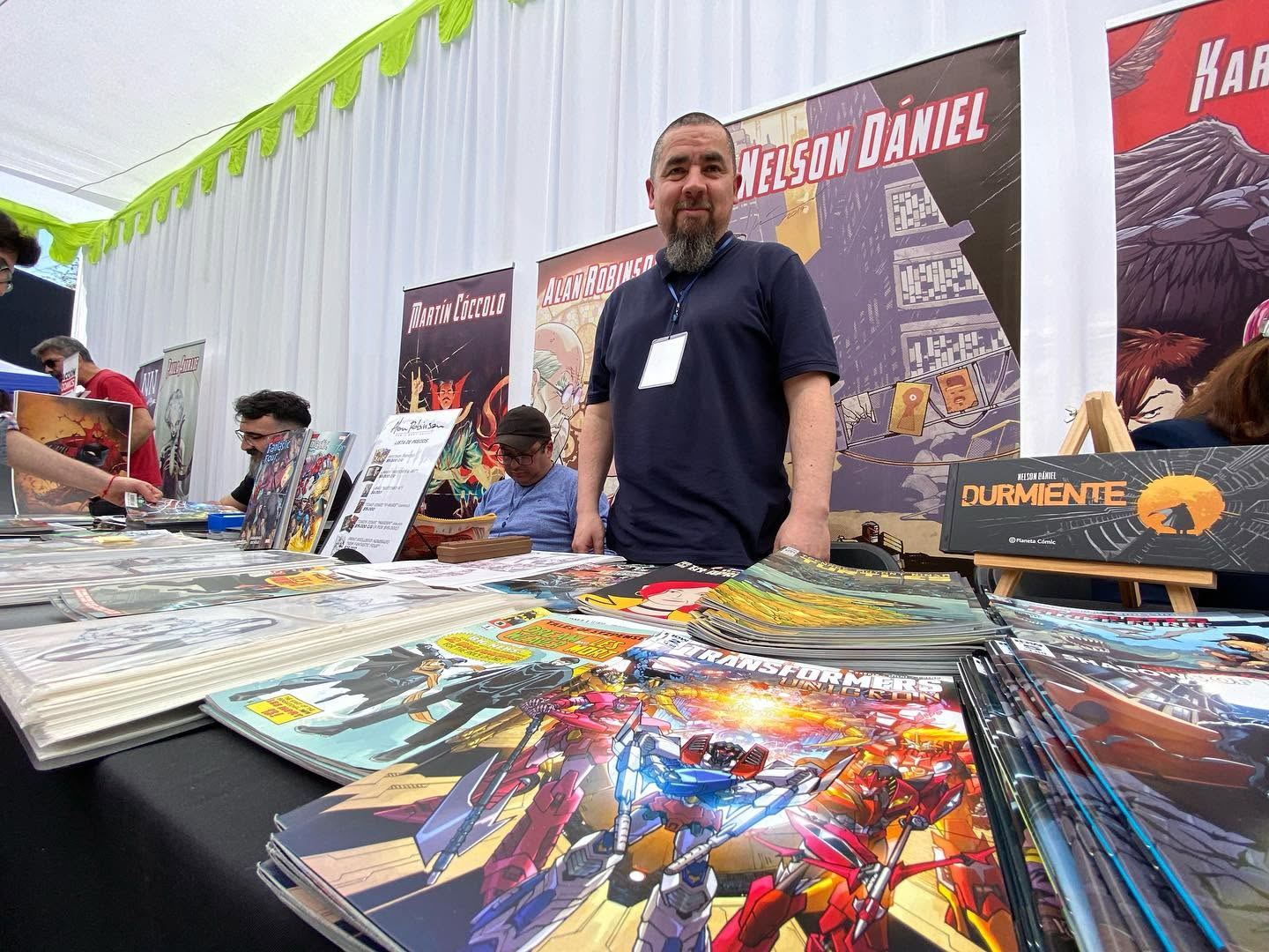 Nelson Dániel en su mesa de firmas