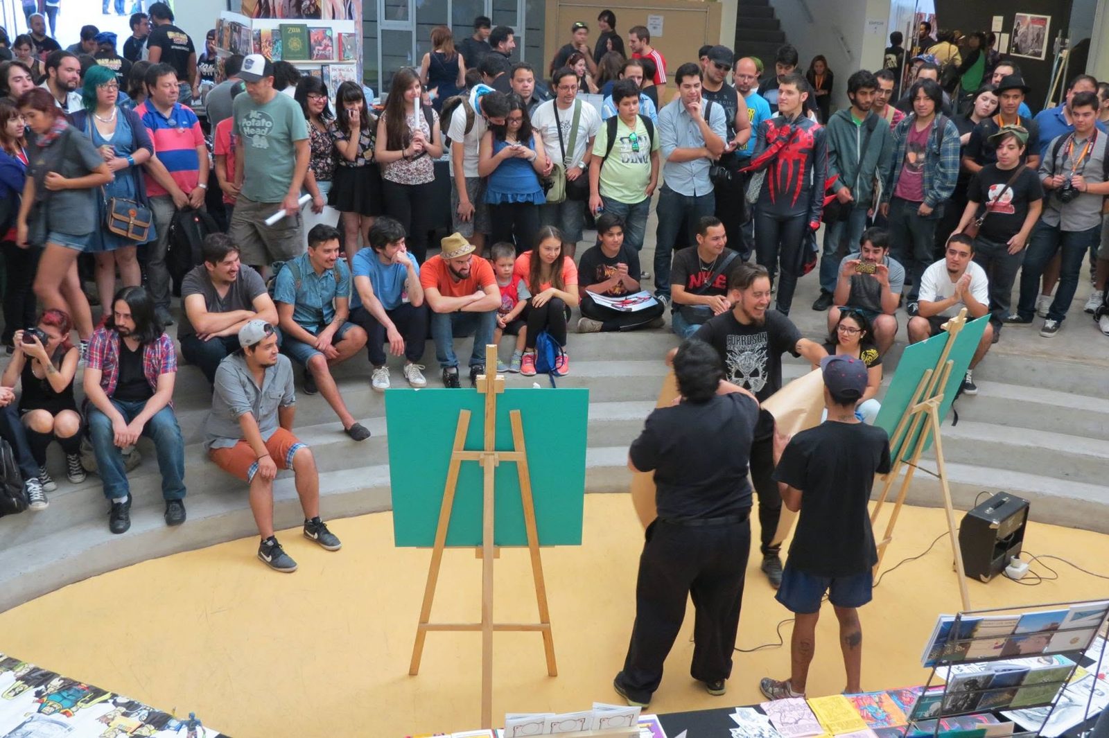 Público rodeando una sesión de dibujo en vivo