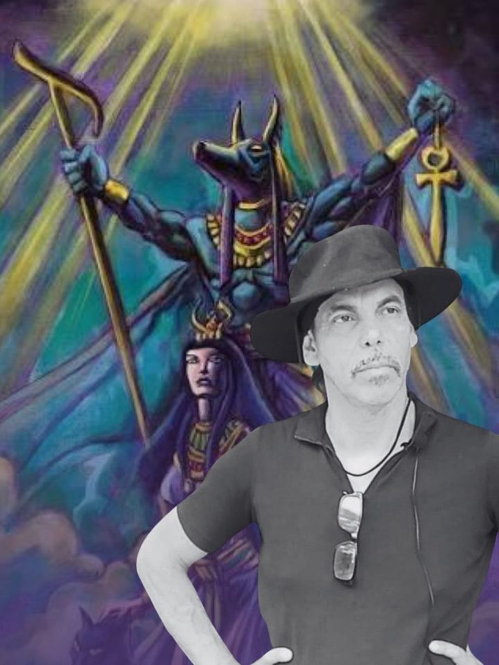 Juan Vásquez junto a una de sus ilustraciones
