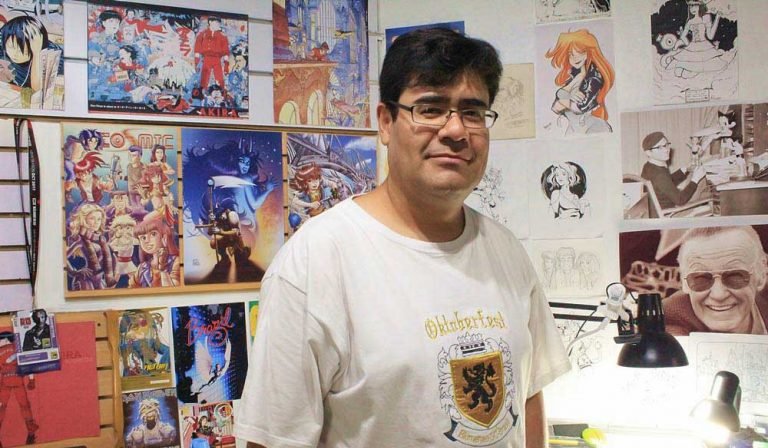 Fyto en su taller, rodeado de ilustraciones