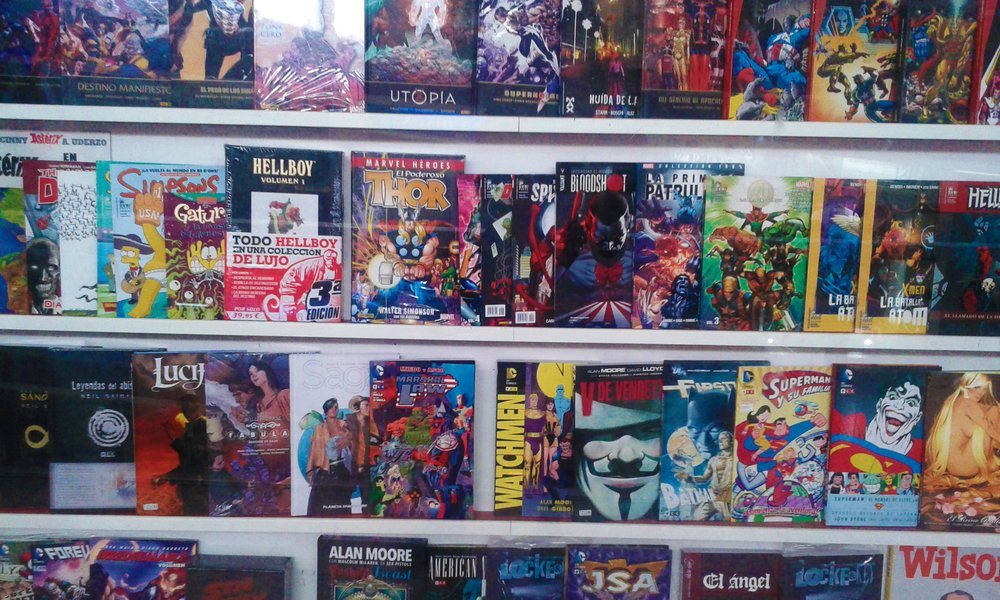 Estantería de cómics en Shazam Comics